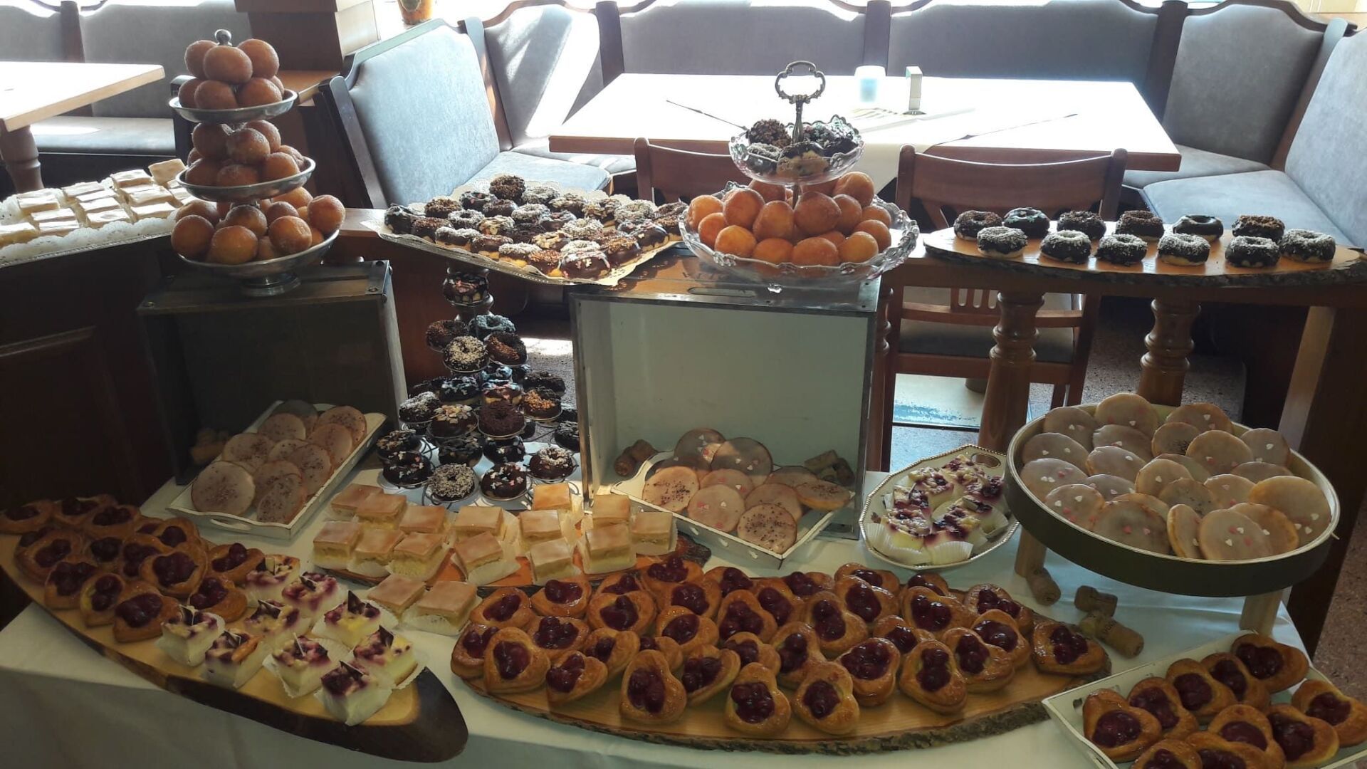 Auswahl an Nachtischen und Gebäck