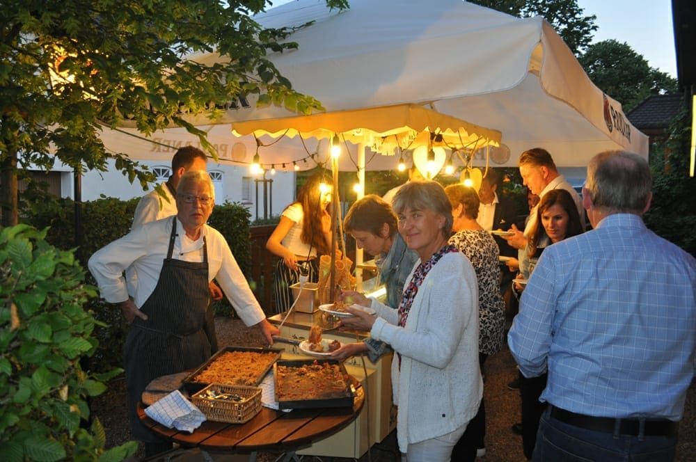 Einige Menschen genießen das Buffet draußen