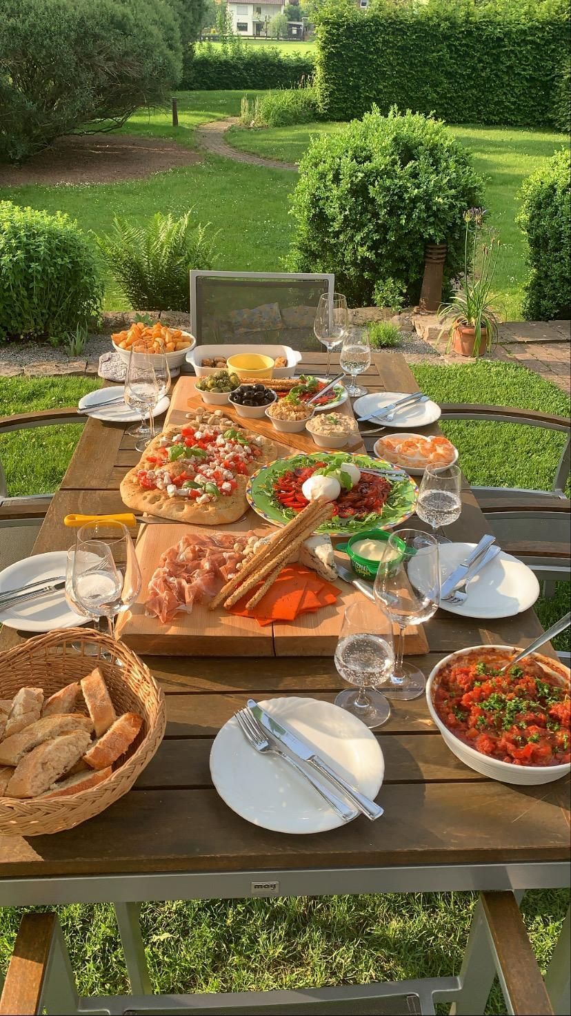 dreistöckige Hochzeitstorte , naked Cake mit Früchten, Blumendekoration und Dekobanner