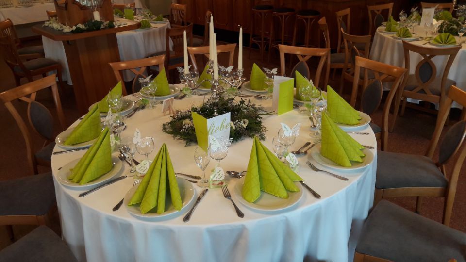 Beispiel gedeckter Tisch mit rosa Servietten