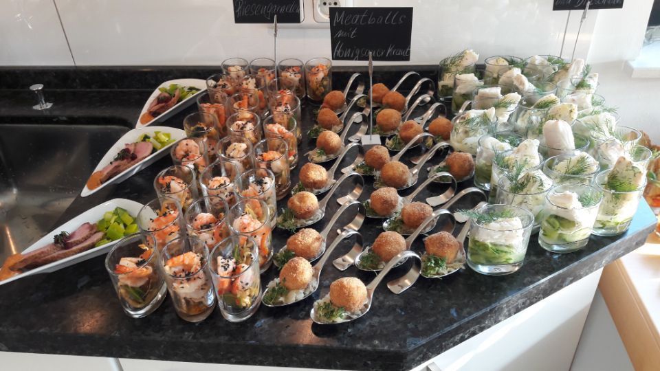 verschiedene Vorspeisen in Gläsern und auf Löffeln