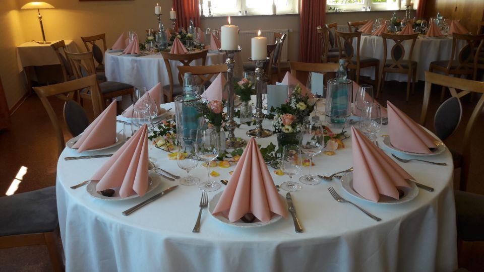 Beispiel gedeckter Tisch mit rosa Servietten