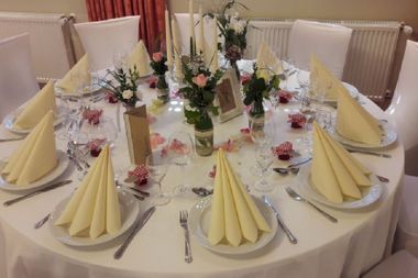 Gedeckter Tisch mit gelben Servietten