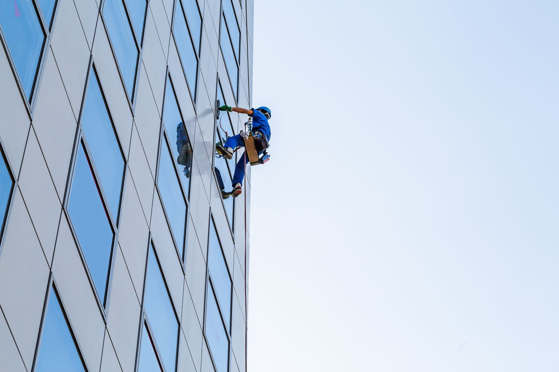 Cordiste sur la façade d'un immeuble
