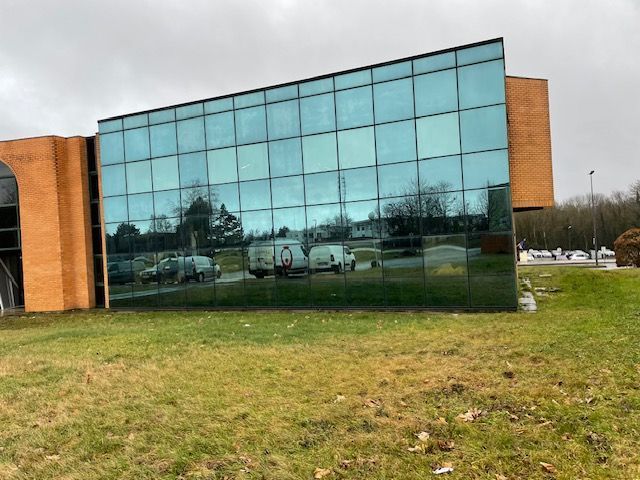 Un grand bâtiment vitré.