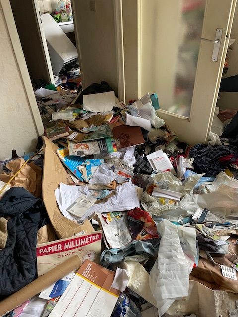 Une pièce encombrée.