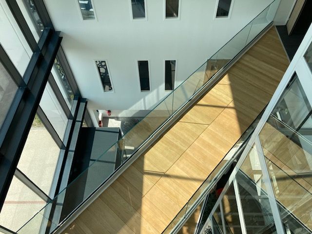 Des garde-corps en verre.