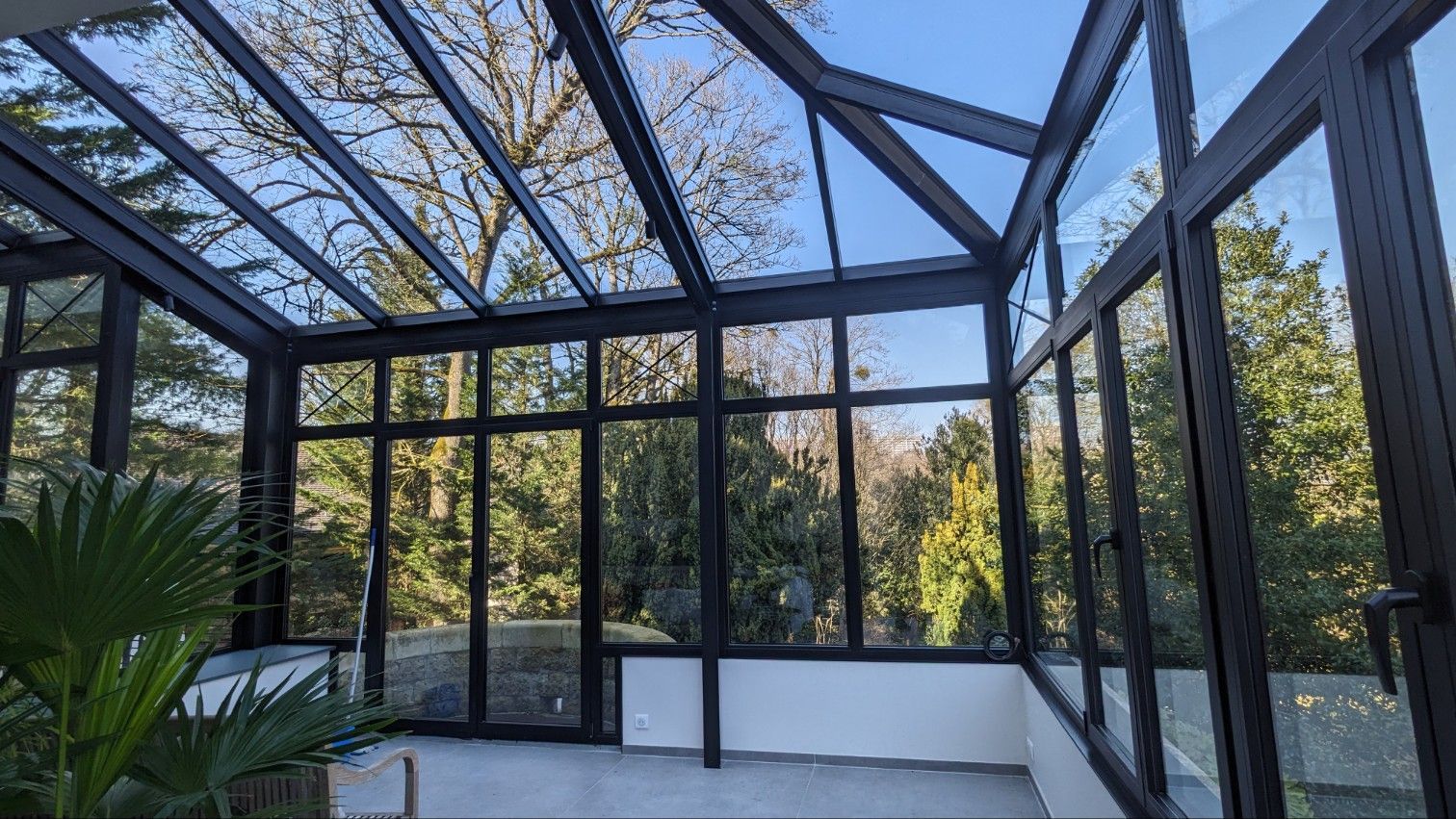 Une grande verrière.