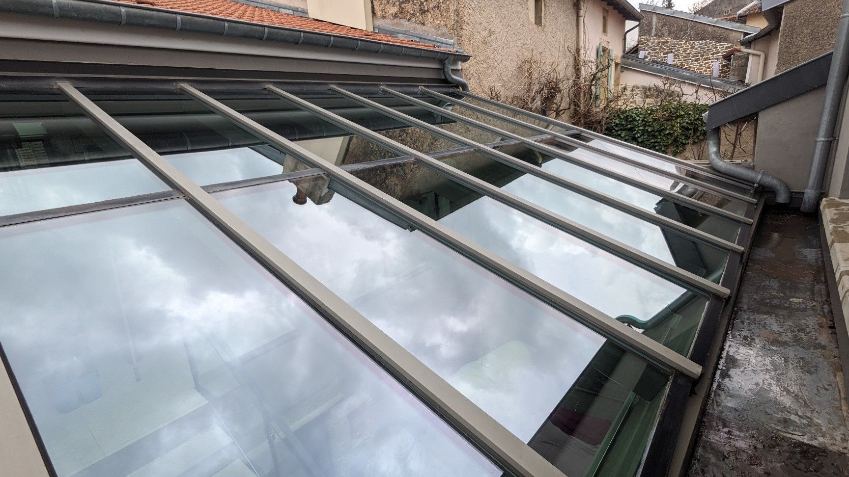 Une verrière de toit.