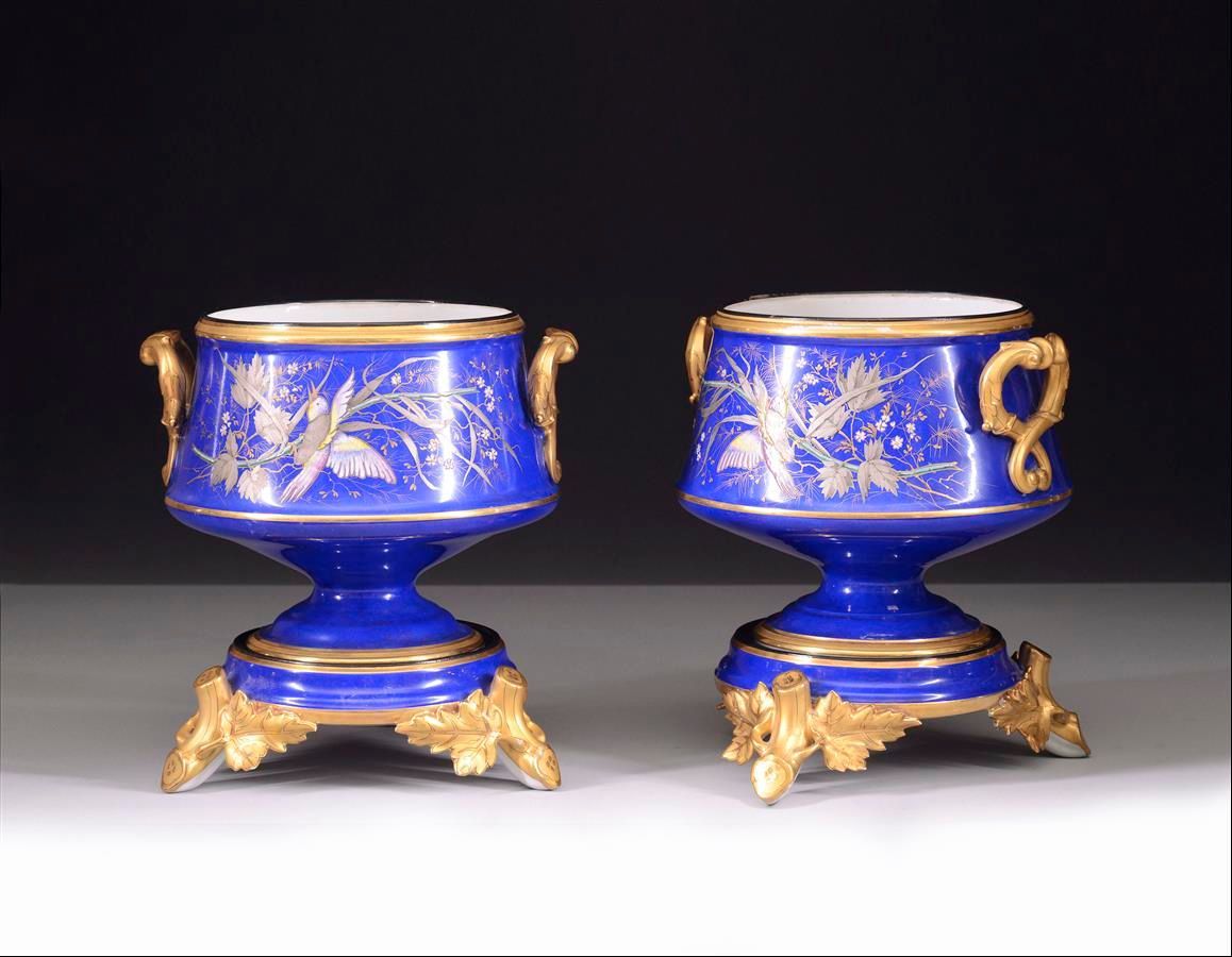 Paar prachtvolle dunkelblaue Vasen mit goldenen Verzierungen und Griffen.