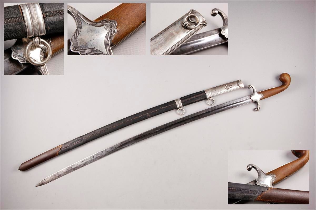 Historischer Säbel mit verzierten Scheidendetails und Griff-Nahaufnahmen.