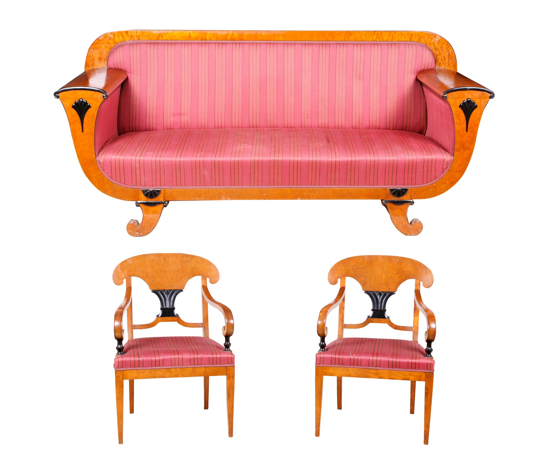 Klassizistische Sitzgruppe bestehend aus rosa Sofa und zwei Sesseln.