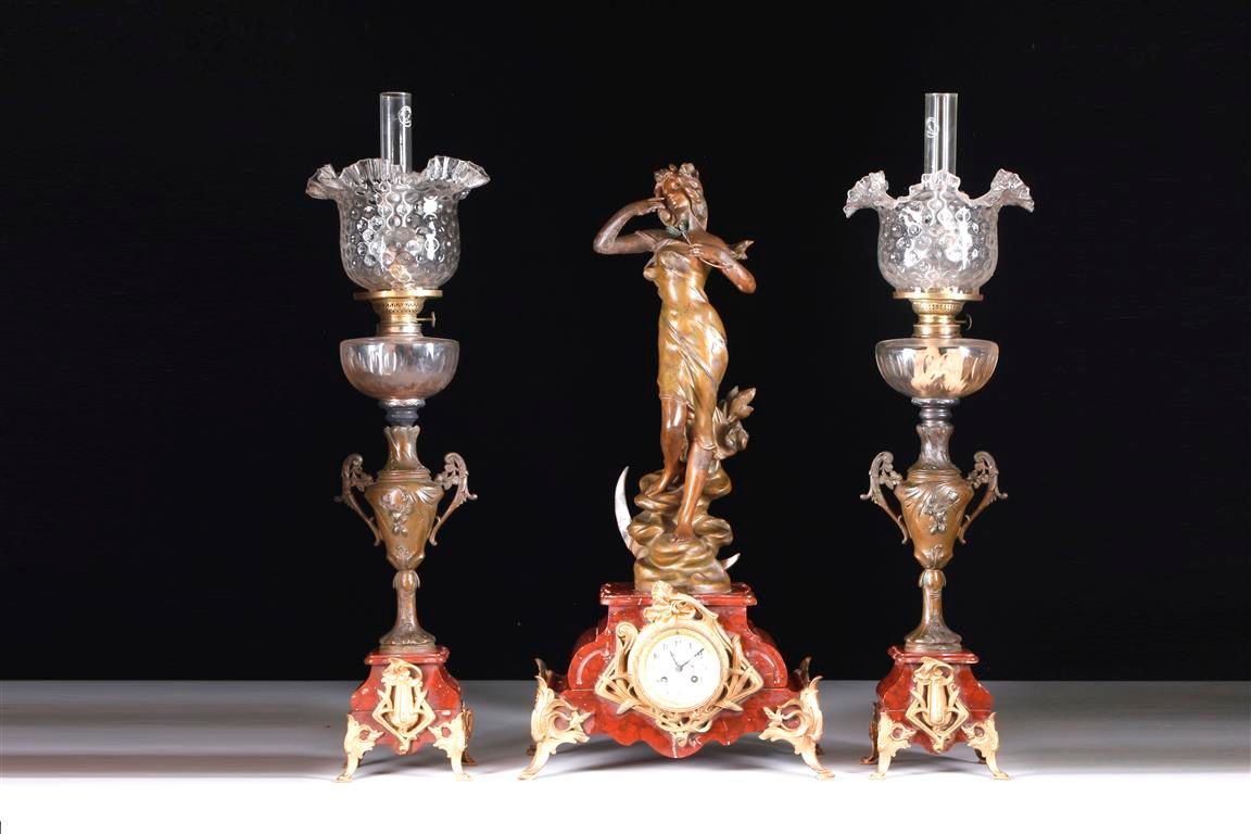 Prunkvolle antike Tischuhr mit passenden Kandelabern aus Gold und Glas.