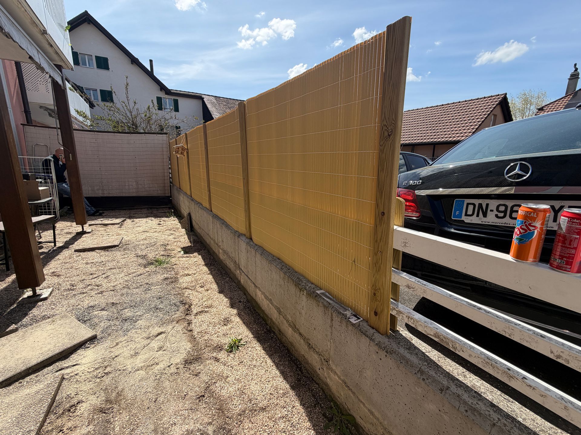 Terrasse rénovée avec grandes dalles en pierre