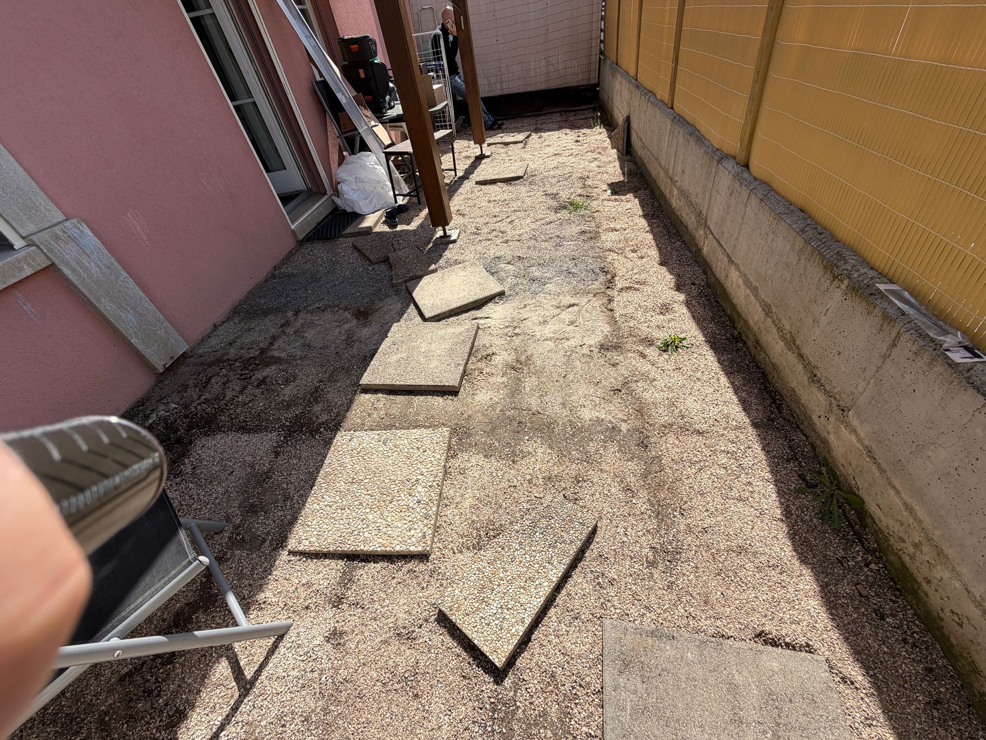 Dalles de terrasse modernes posées devant une habitation