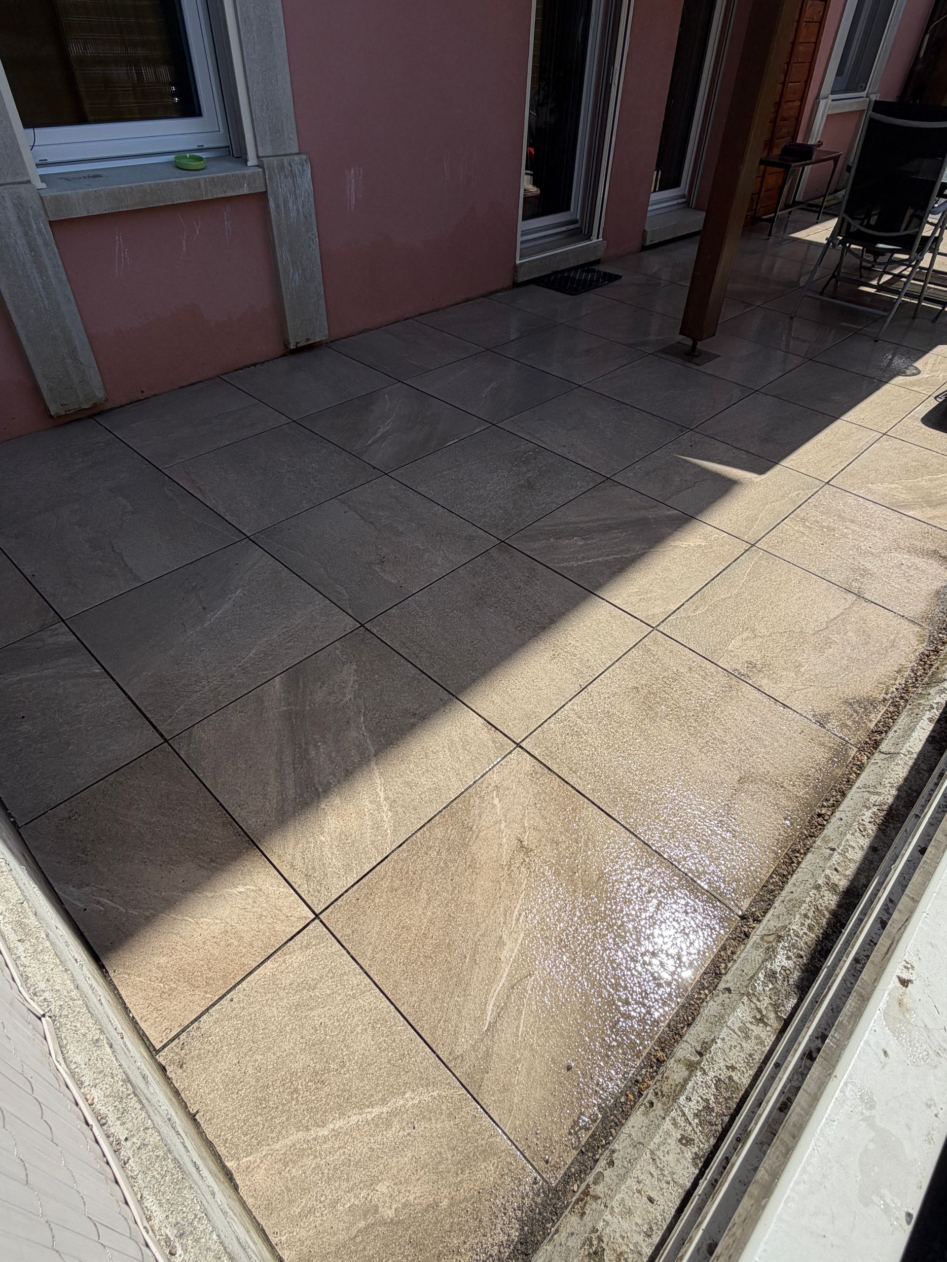 Pavage circulaire en cours autour d’une piscine