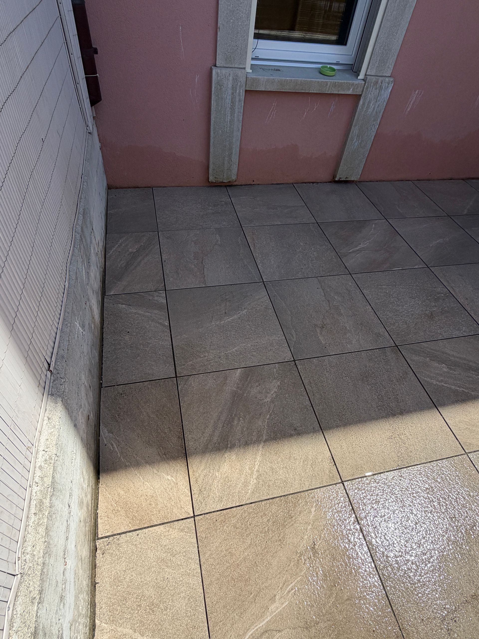 Pose de pavés autour d’une piscine privée en Valais