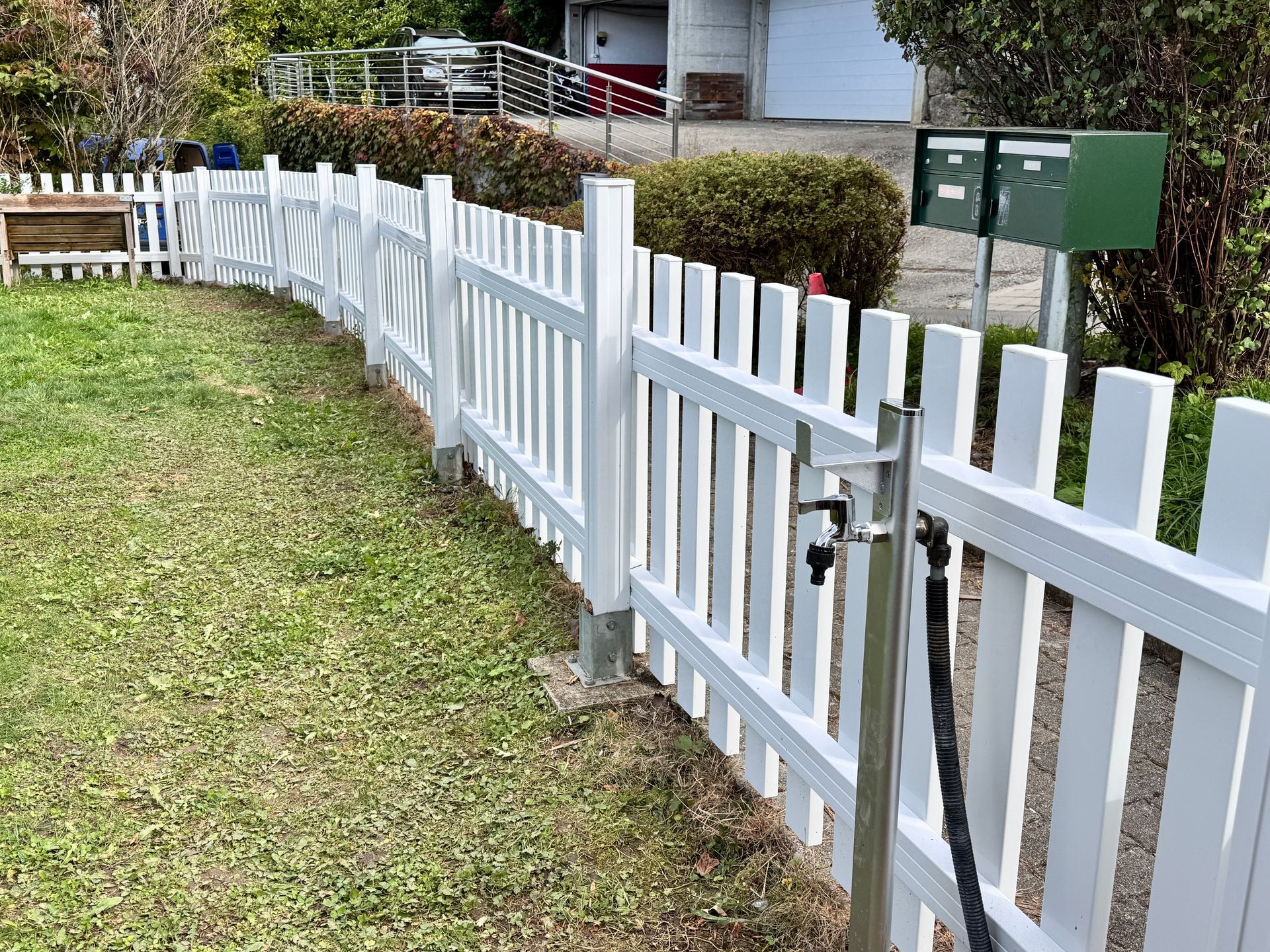 Préparation du terrain avant pose de pavés autour d’une piscine
