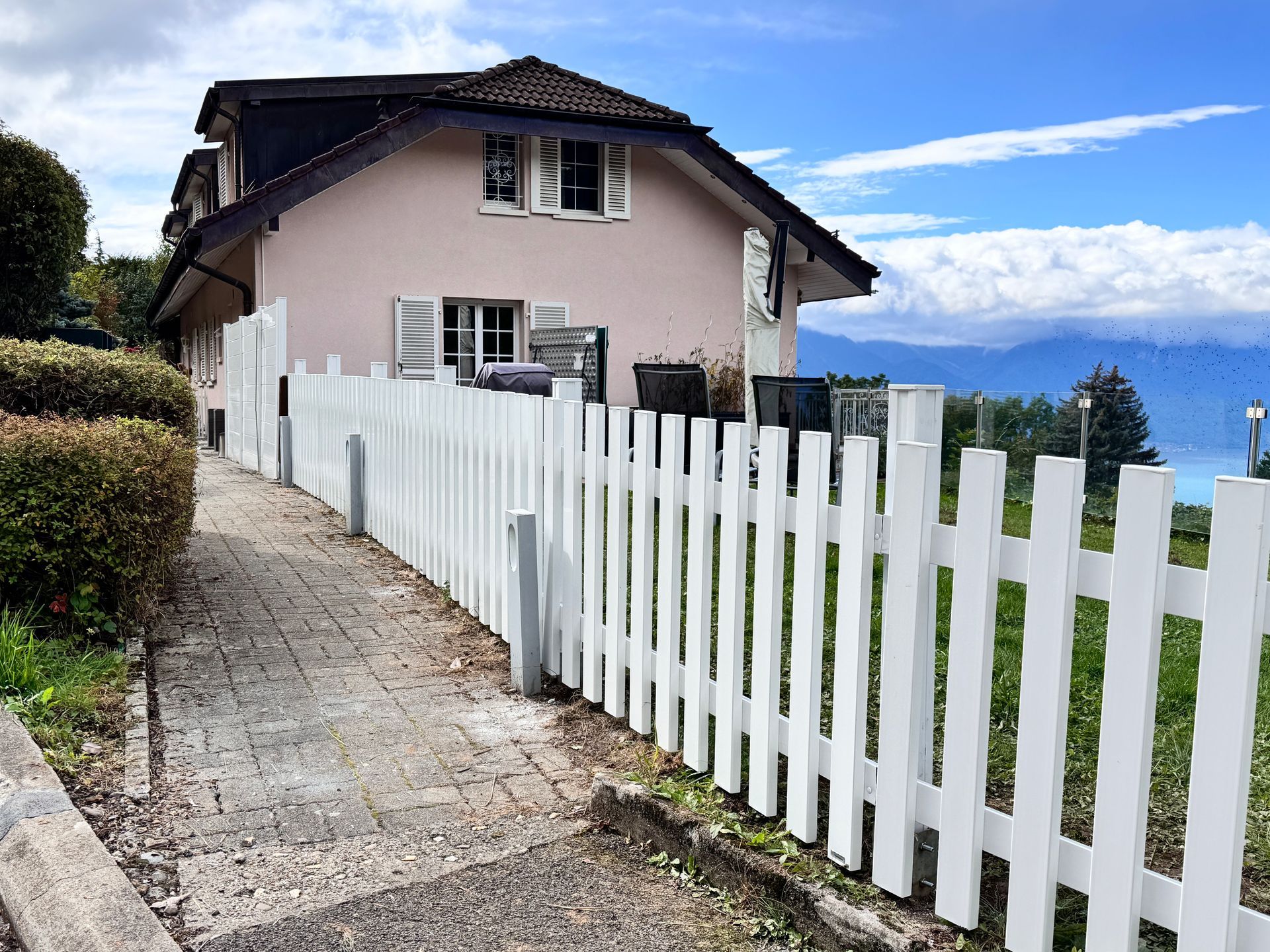 Clôture et portail sécurisant l’accès à une propriété
