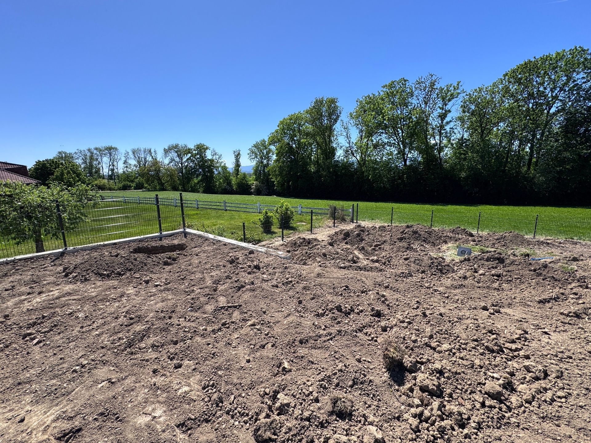 Travaux de pose de clôture et de portail extérieur
