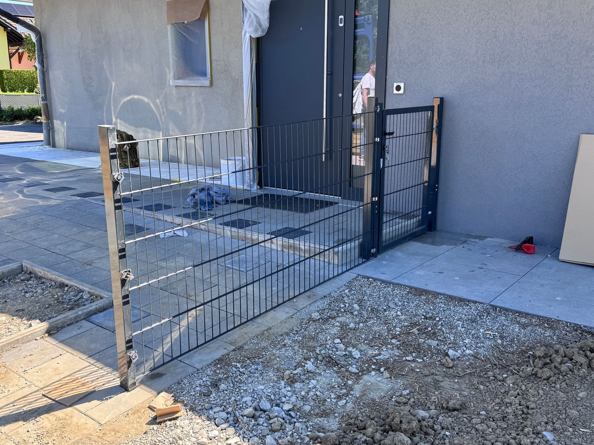 Portail et clôture rigide noire après les travaux