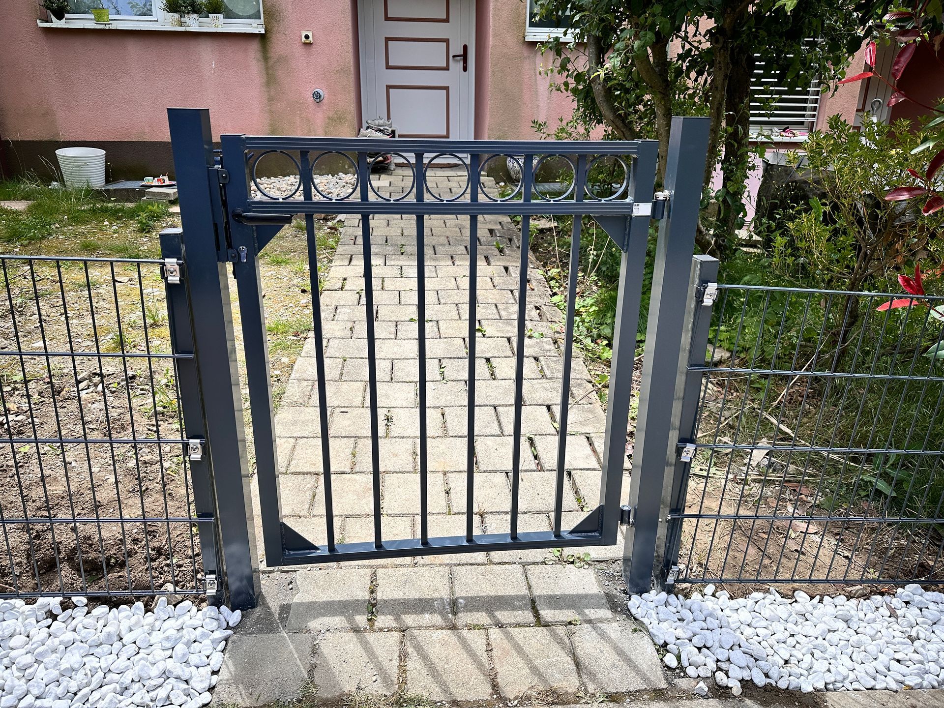 Préparation d’un contour de piscine avant pavage