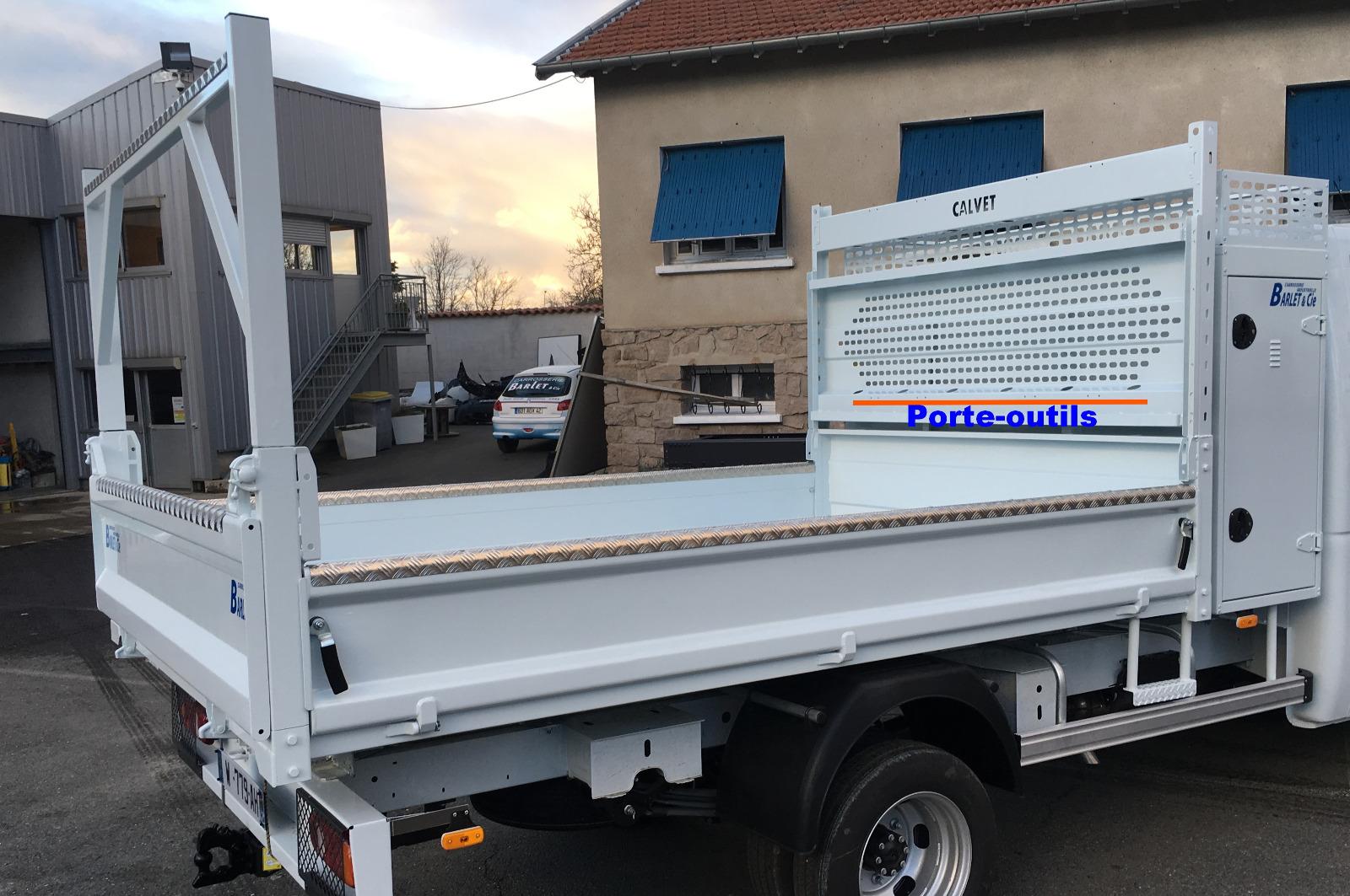 Benne avec porte-madrier Ar et en face Av porte-outils