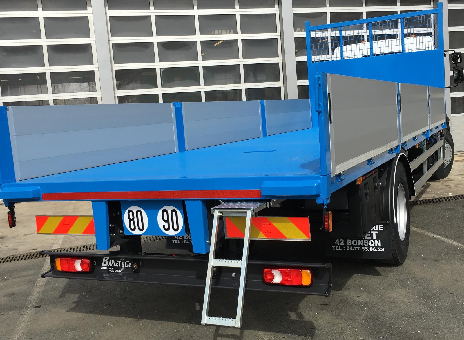 Carrosserie plateau acier ridelles aluminium avec marchepied accès Ar
