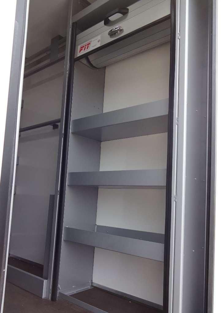 Aménagement intérieur étagère avec fermeture rideau coullissant