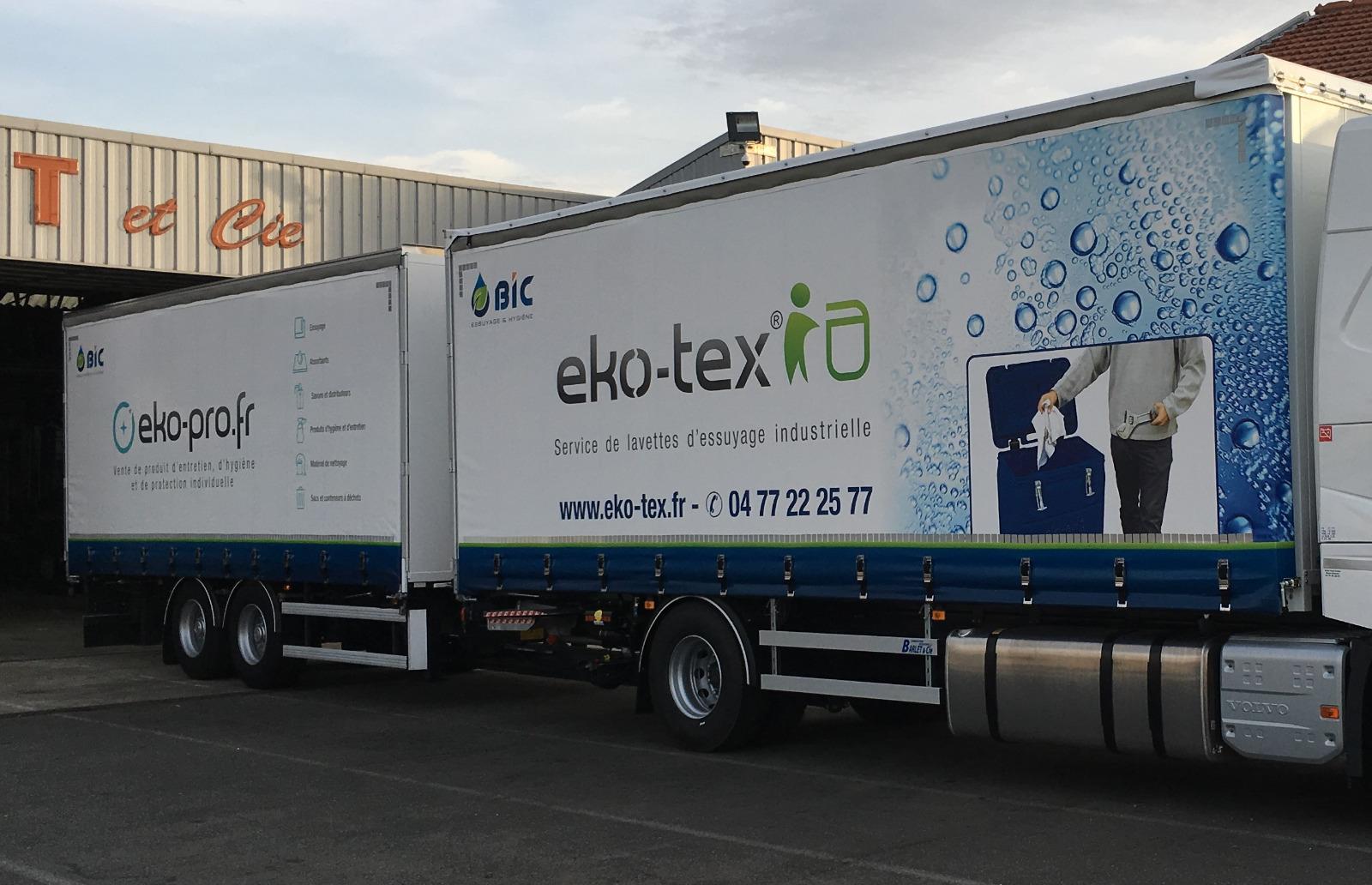 Ensemble porteur avec remorque attelée en carrosserie PLSC