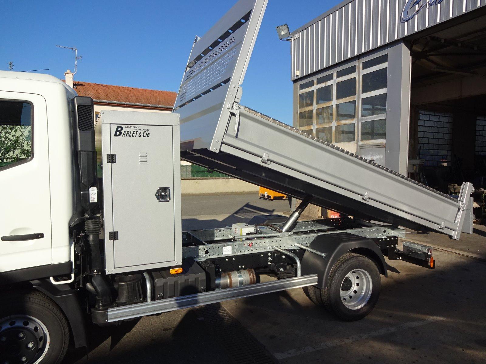 Benne hydrolique - coffre AR cabine et protection Alu sur ridelle