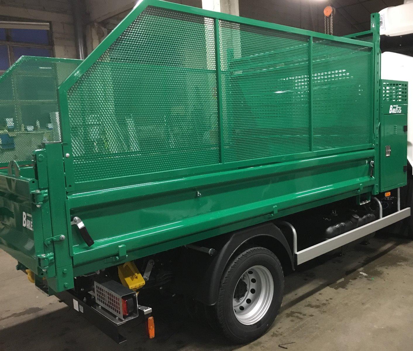 Benne avec coffre panier + rehausse grillagée