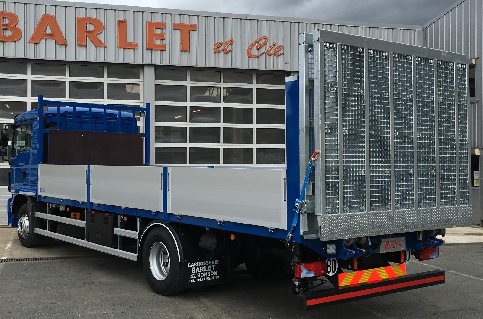 Carrosserie plateau ridelle avec accès rampe hydraulique