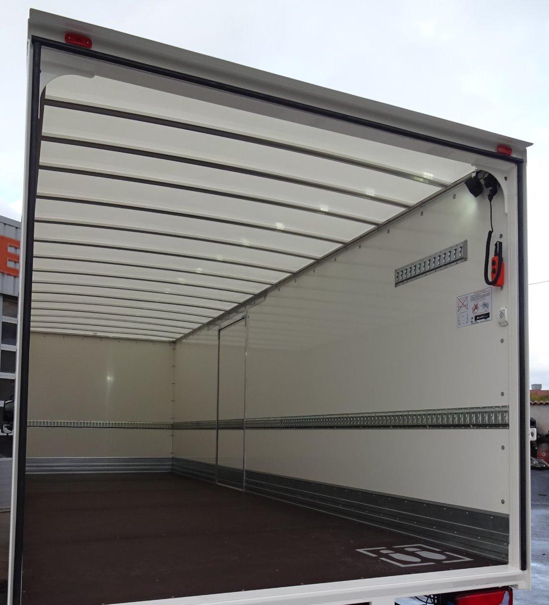 Carrosserie fourgon avec toit translucide