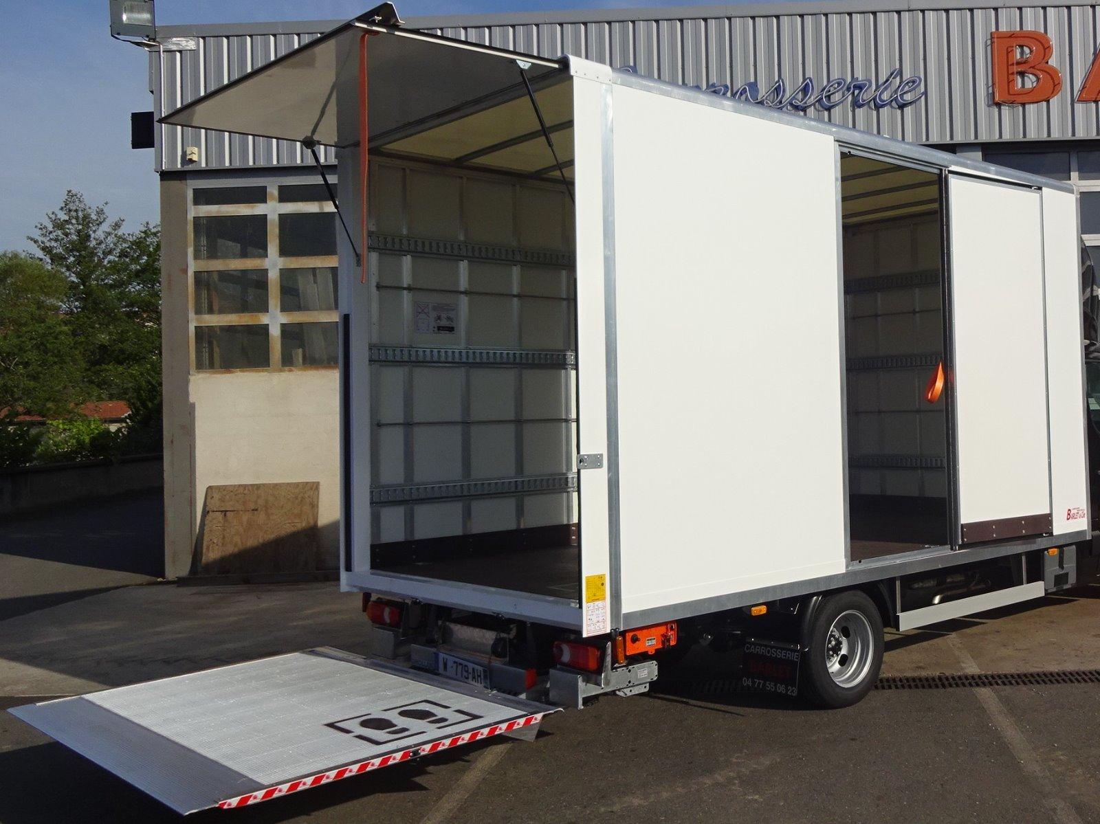 Fourgon avec hayon élévateur et fermeture hayon supérieur + porte latérale