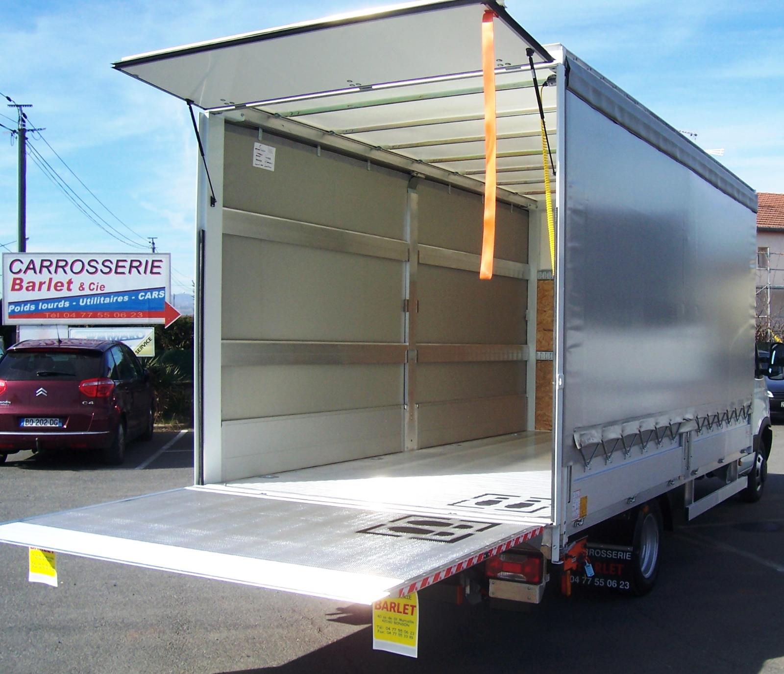 Bâché avec ridelle avec hayon rabattable