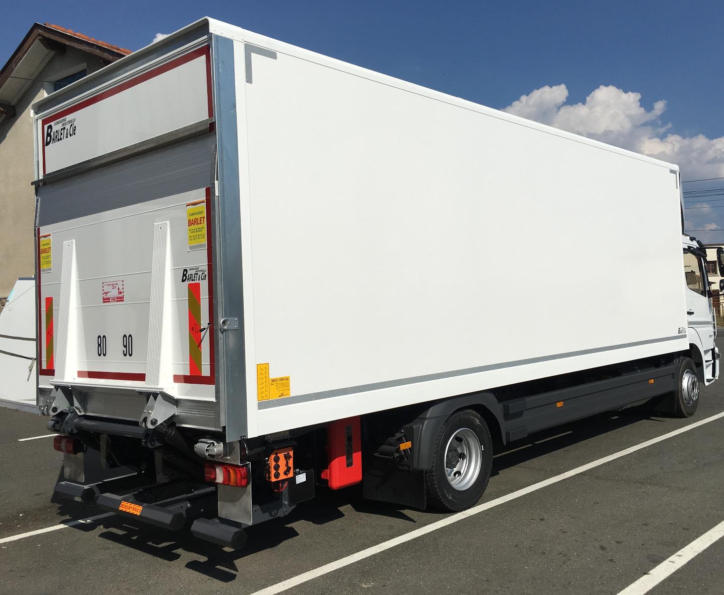 Caisse fourgon avec hayon rabattable - fermeture complète avec auvent supérieur