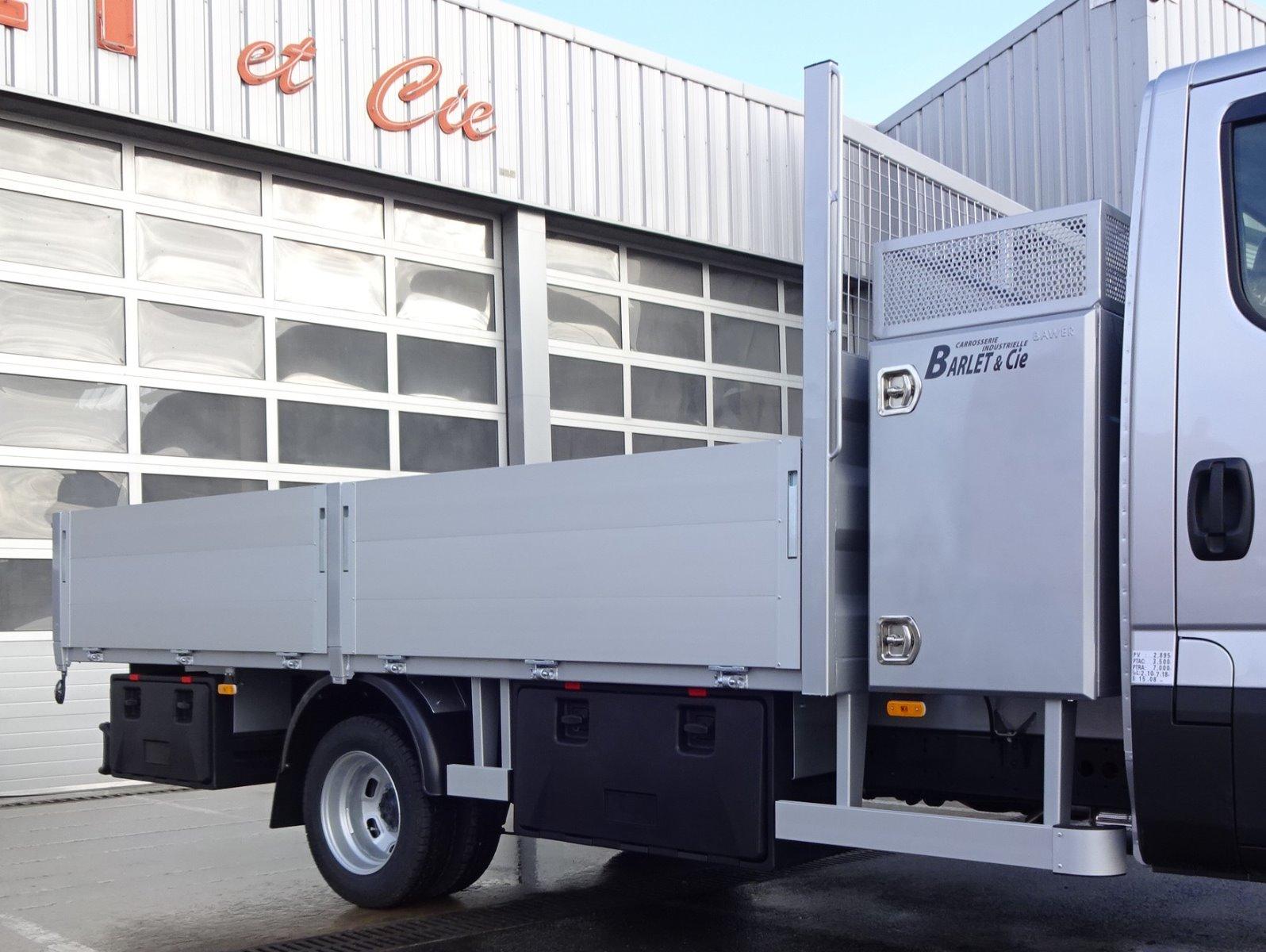 Plateau ridelle avec coffre Ar cabine + panier grillagé + coffre PVC