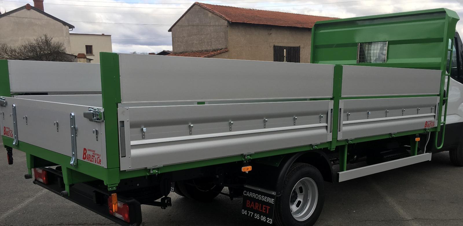 Plateau ridelle avec rehausse escamotables + crochets sur ridelle