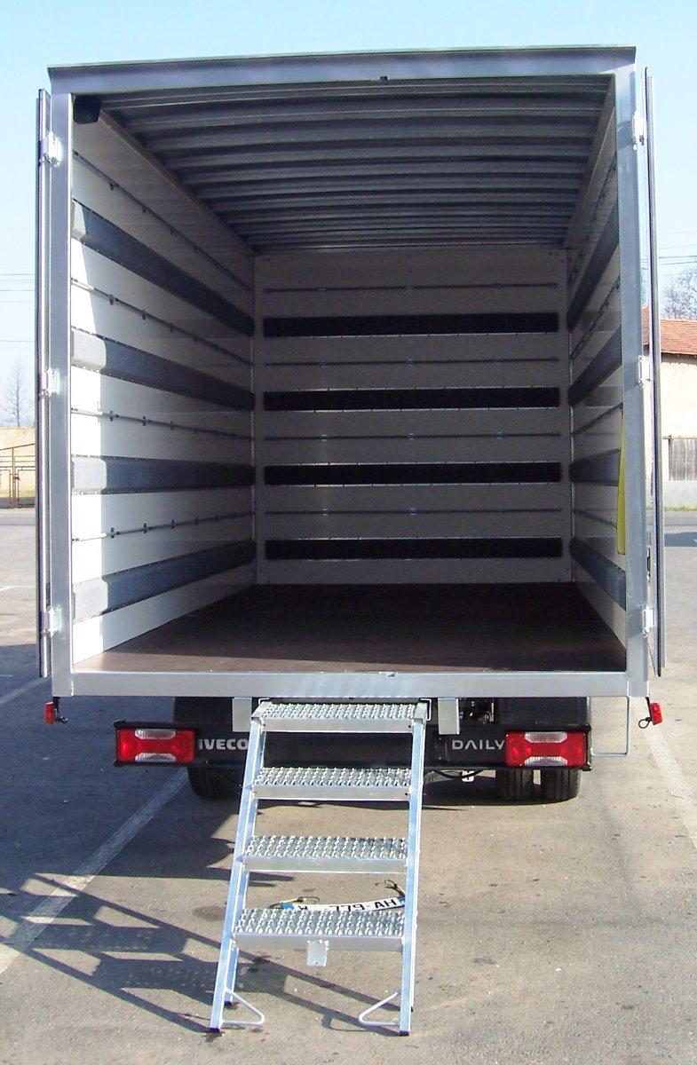 Fourgon accès avec escalier - aménagement ronds d'arrimage et capitons