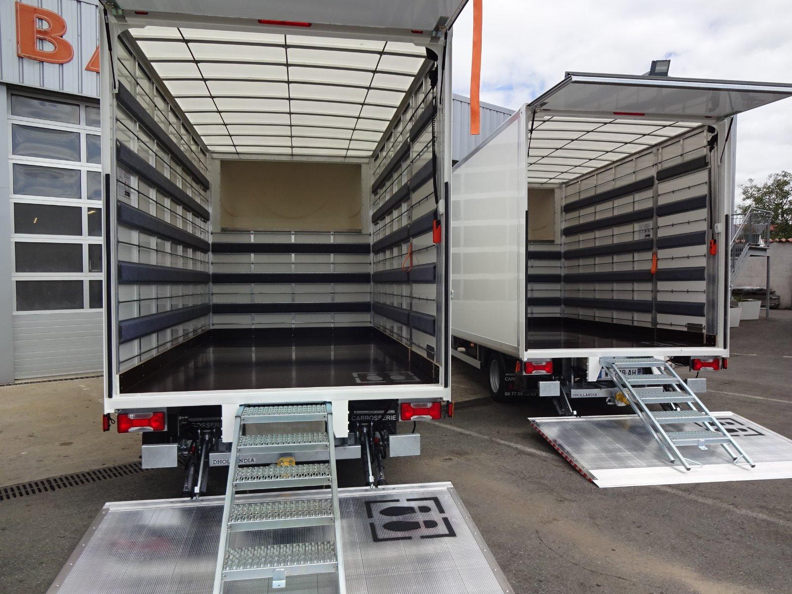 Fourgon déménageur avec aménagement capitonné