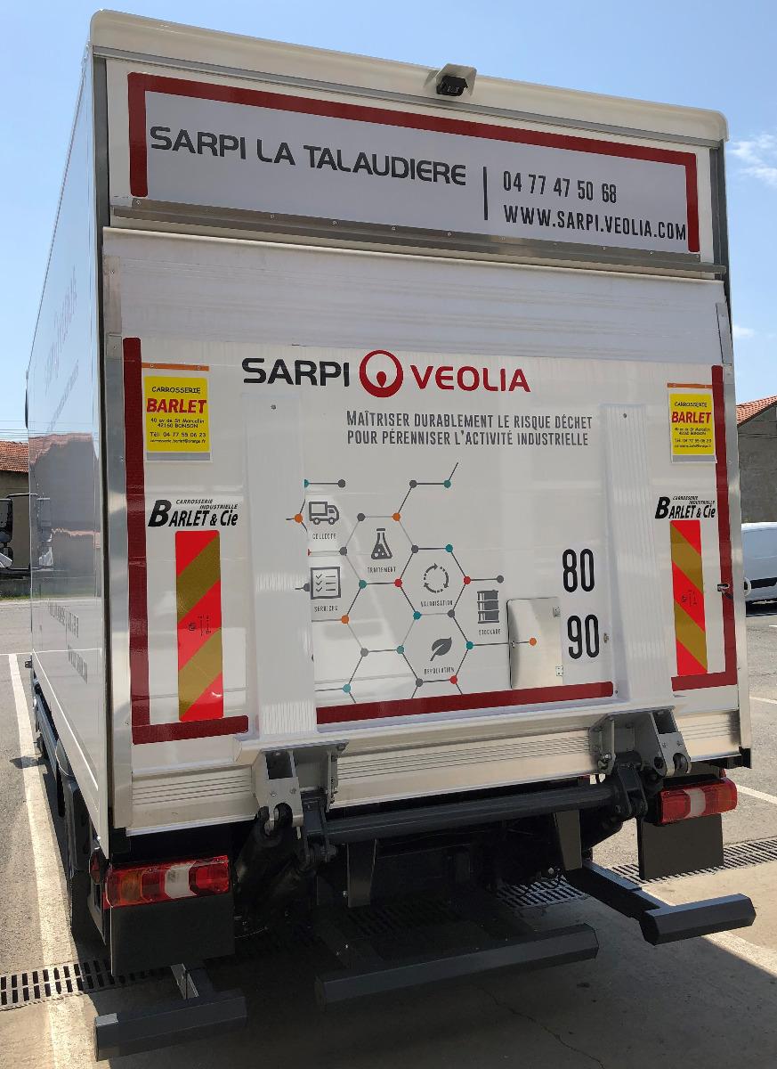 Fourgon avec hayon rabattable