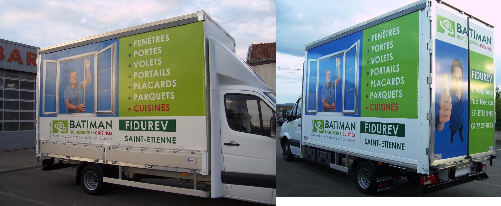 Carrosserie côté bâché avec 2 ridelles et 1 côté fourgon