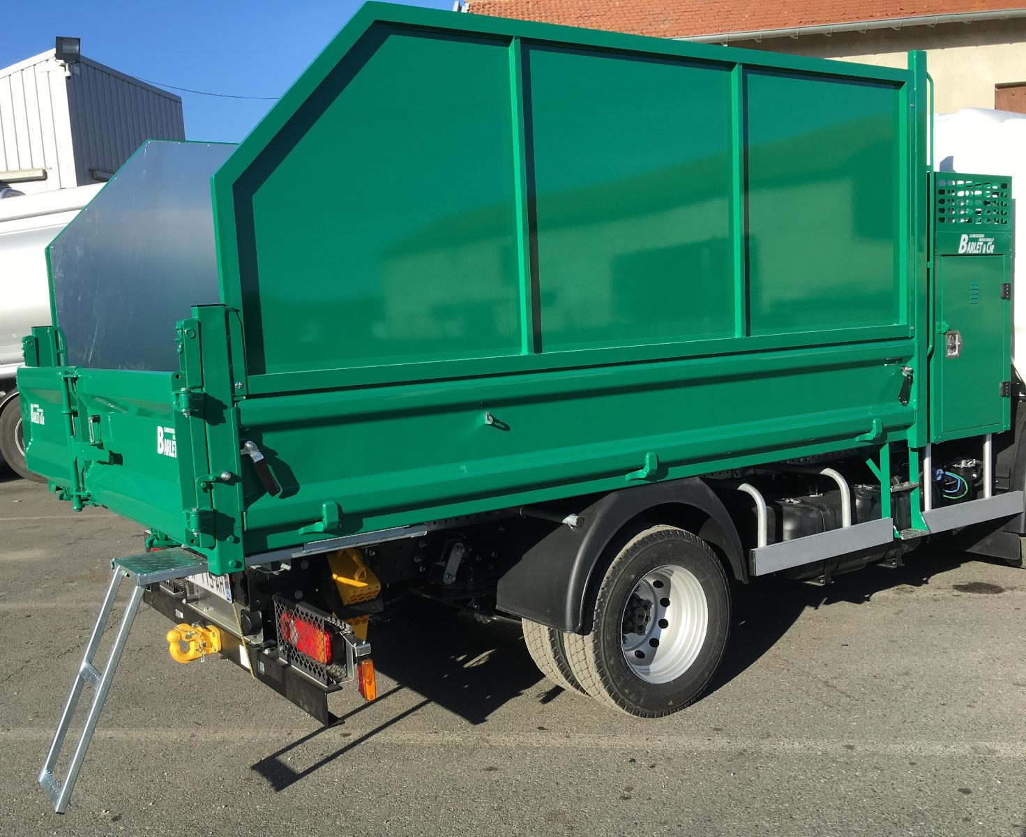 Benne paysagiste avec ridelle pleine, marchepieds montée de benne