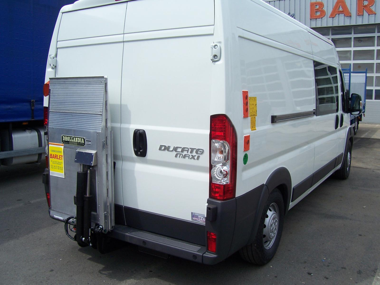 Hayon rabattable avec plateforme pliante et accès libre porte droite