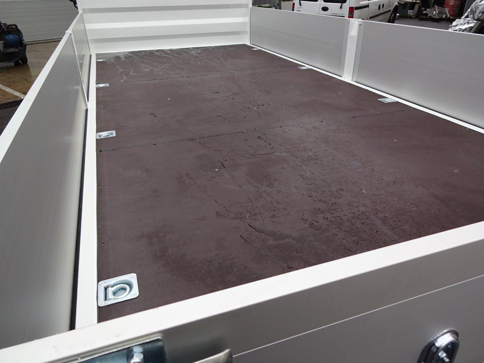 Plancher bois anti-dérapant avec anneaux d'arrimage