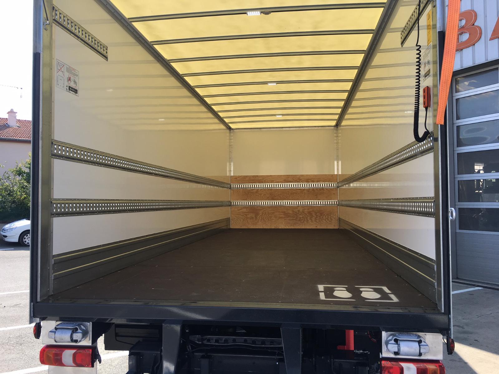 Intérieur de caisse avec toit polyester opaque