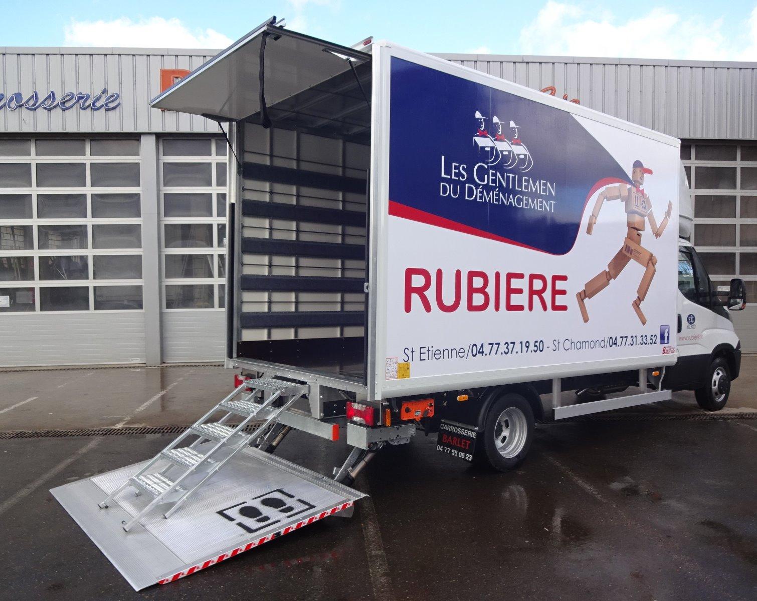 Fourgon avec hayon rabattable - fermeture hayon