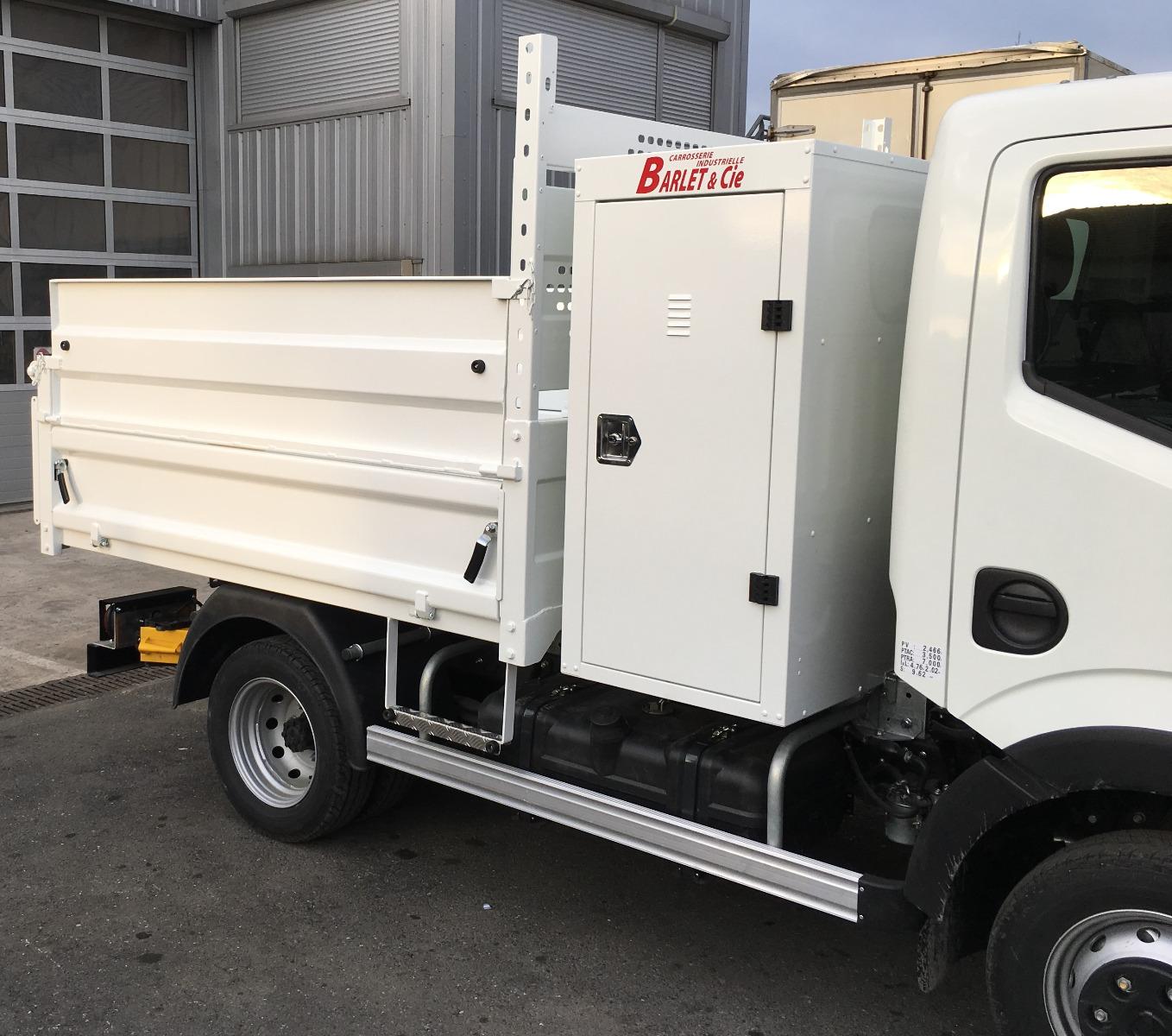 Benne hydraulique avec porte-échelle + coffre Ar cabine, réhausse pleine sur ridelle