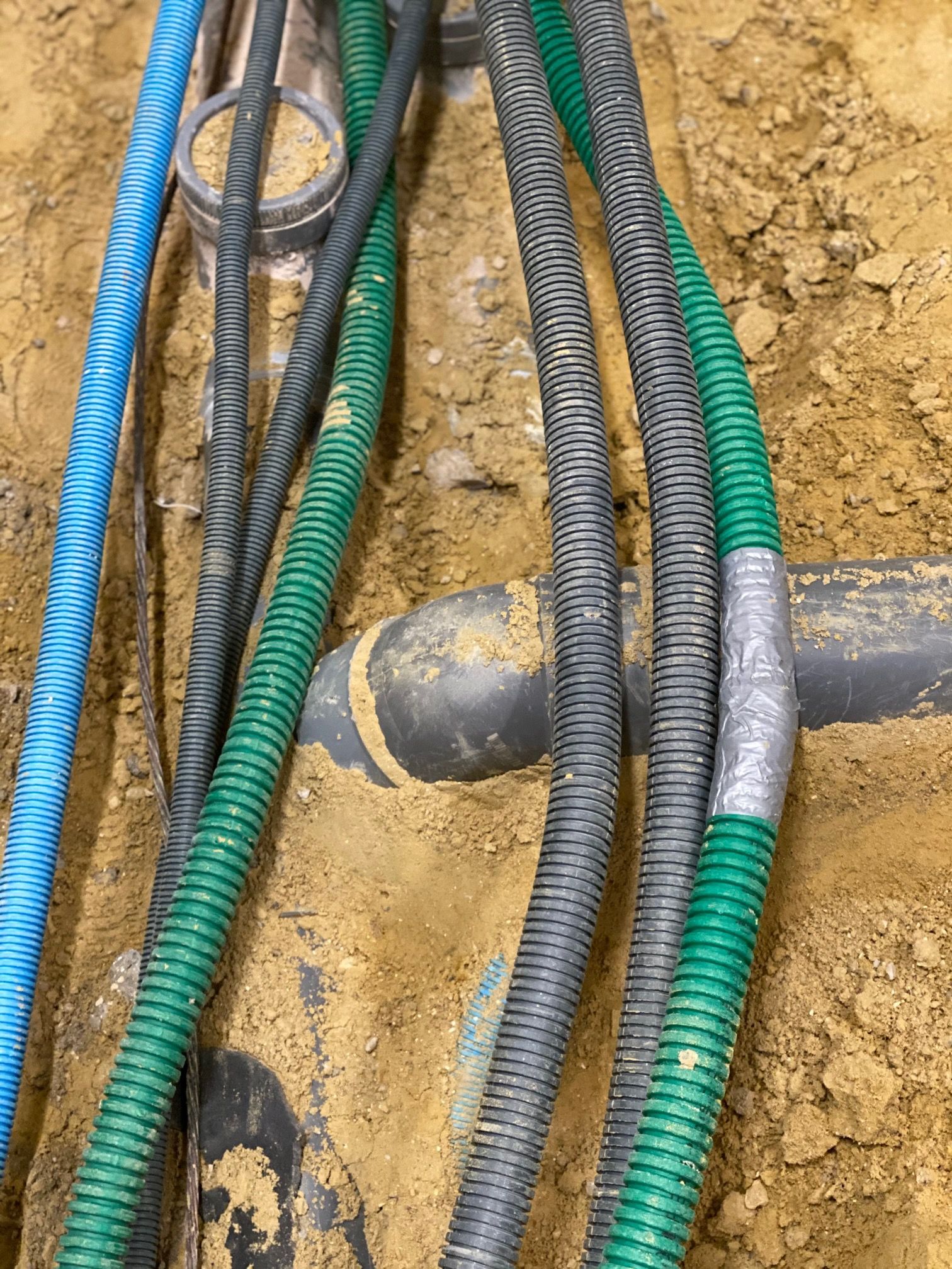 Des tuyaux dans la terre